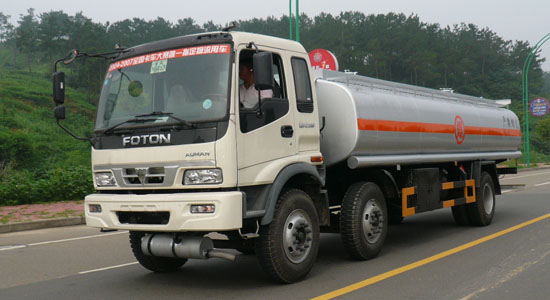 欧曼前四后四油车