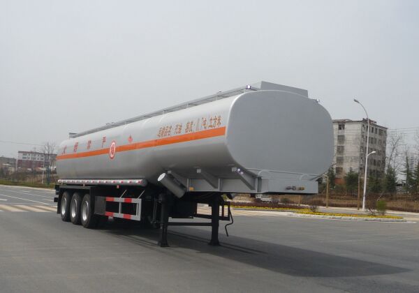 三桥半挂运油车